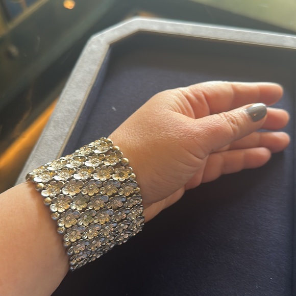 NWT Stunning Wrist cuff done in a silver finish with delicate flowers & crystal - Picture 3 of 13
